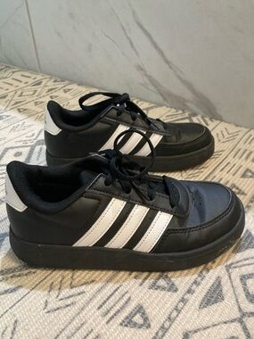 Adidas Kids Black and White Sneaker Shoes Size 13